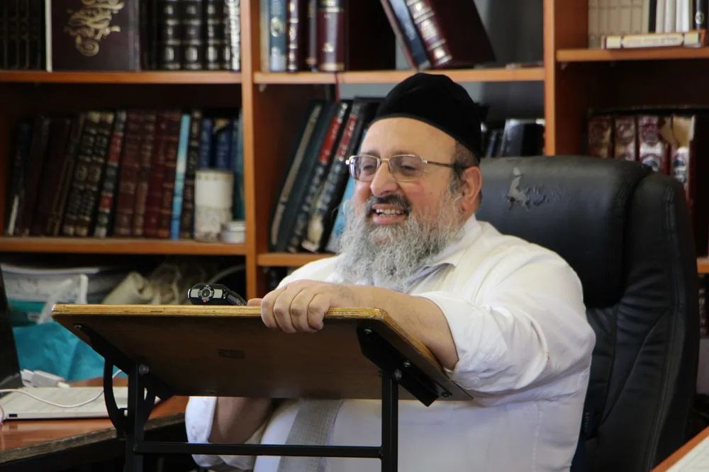 מגיד שיעור מעביר שיעור